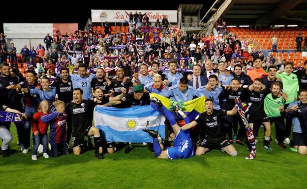 Los jugadores del Huesca celebran el ascenso a Primera División tras ganar al Lugo.