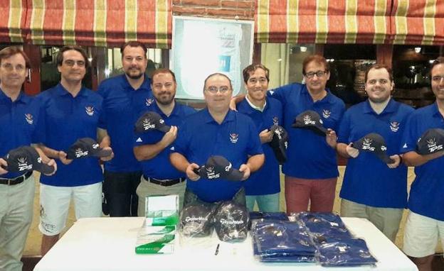 Mariano Andrés entregó a todos los asistentes un polo, una gorra y unas bolas de golf con el logotipo del Pirata