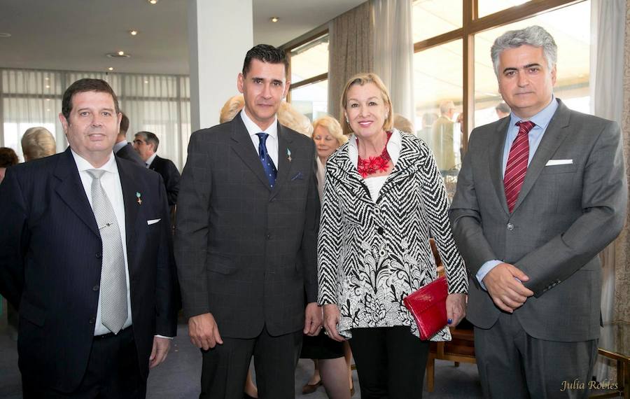El actor gijonés Arturo Fernández y la embajadora de Polonia en España, Marzenna Adamczyk, han sido distinguidos por el Cuerpo de la Nobleza del Principado, que ha concedido su Medalla de Honor de Oro al embajador de Japón en España. La Medalla de Honor de Plata ha sido concedida a la secretaria ejecutiva y directora del despacho de la Embajada de los Emiratos Árabes en España, Hanan Attar.