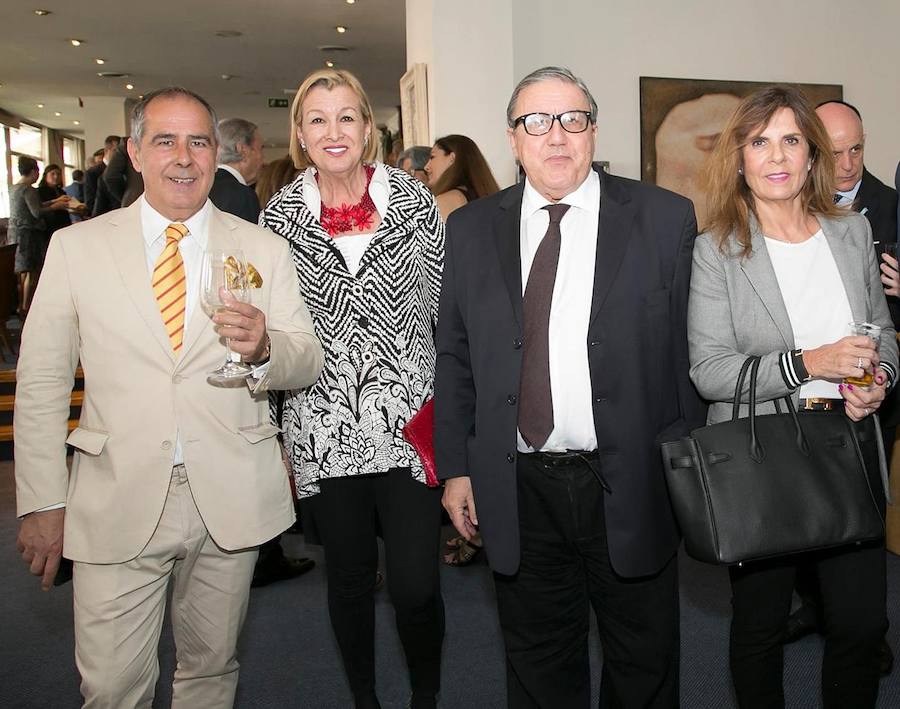 El actor gijonés Arturo Fernández y la embajadora de Polonia en España, Marzenna Adamczyk, han sido distinguidos por el Cuerpo de la Nobleza del Principado, que ha concedido su Medalla de Honor de Oro al embajador de Japón en España. La Medalla de Honor de Plata ha sido concedida a la secretaria ejecutiva y directora del despacho de la Embajada de los Emiratos Árabes en España, Hanan Attar.