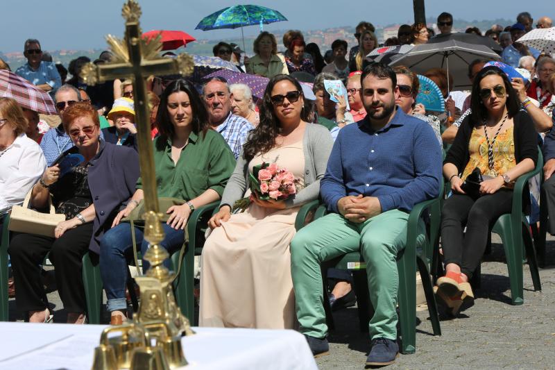 Daniel y Sonia se besan 155 veces, tantas como fragmentos de puchero quedaron tras romperlo contra el suelo ante el crucero de la ermita de La Luz. Antes, el arzobispo Jesús Sanz Montes ofició una emotiva misa de campaña ante cientos de asistentes