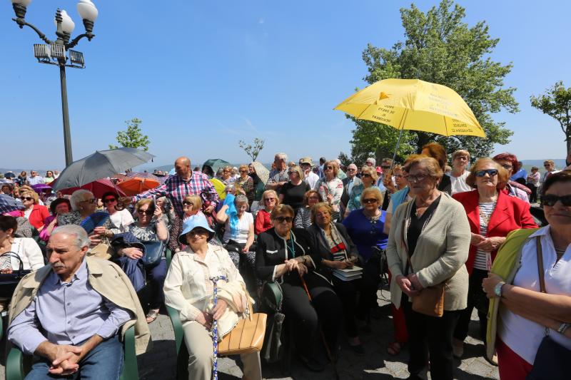 Daniel y Sonia se besan 155 veces, tantas como fragmentos de puchero quedaron tras romperlo contra el suelo ante el crucero de la ermita de La Luz. Antes, el arzobispo Jesús Sanz Montes ofició una emotiva misa de campaña ante cientos de asistentes