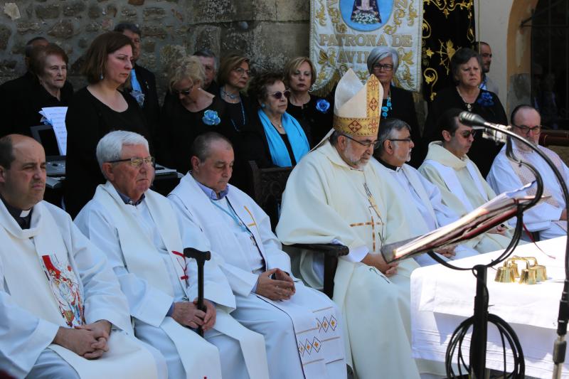 Daniel y Sonia se besan 155 veces, tantas como fragmentos de puchero quedaron tras romperlo contra el suelo ante el crucero de la ermita de La Luz. Antes, el arzobispo Jesús Sanz Montes ofició una emotiva misa de campaña ante cientos de asistentes