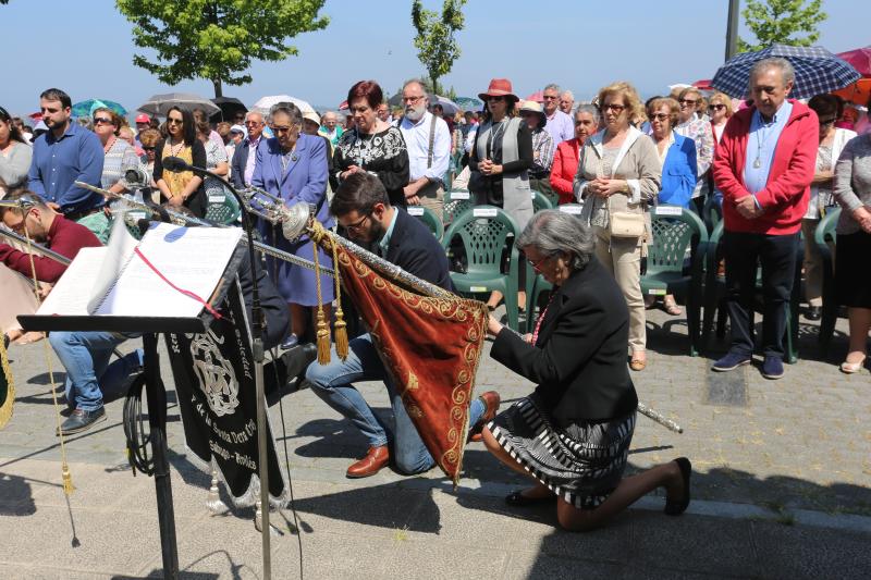 Daniel y Sonia se besan 155 veces, tantas como fragmentos de puchero quedaron tras romperlo contra el suelo ante el crucero de la ermita de La Luz. Antes, el arzobispo Jesús Sanz Montes ofició una emotiva misa de campaña ante cientos de asistentes