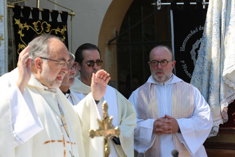 Daniel y Sonia se besan 155 veces, tantas como fragmentos de puchero quedaron tras romperlo contra el suelo ante el crucero de la ermita de La Luz. Antes, el arzobispo Jesús Sanz Montes ofició una emotiva misa de campaña ante cientos de asistentes