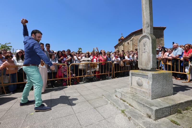 Daniel y Sonia se besan 155 veces, tantas como fragmentos de puchero quedaron tras romperlo contra el suelo ante el crucero de la ermita de La Luz. Antes, el arzobispo Jesús Sanz Montes ofició una emotiva misa de campaña ante cientos de asistentes