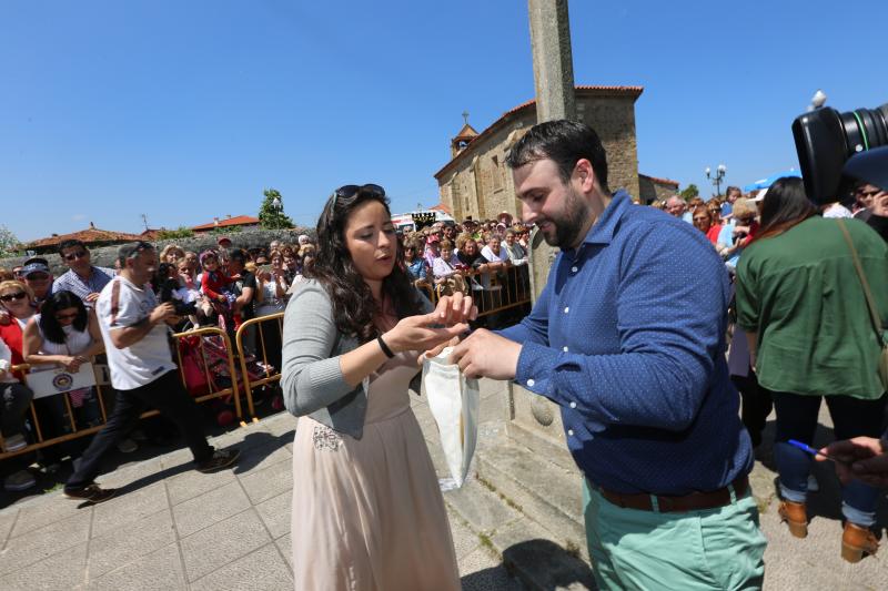 Daniel y Sonia se besan 155 veces, tantas como fragmentos de puchero quedaron tras romperlo contra el suelo ante el crucero de la ermita de La Luz. Antes, el arzobispo Jesús Sanz Montes ofició una emotiva misa de campaña ante cientos de asistentes