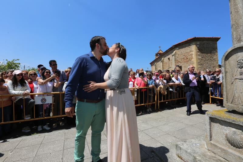 Daniel y Sonia se besan 155 veces, tantas como fragmentos de puchero quedaron tras romperlo contra el suelo ante el crucero de la ermita de La Luz. Antes, el arzobispo Jesús Sanz Montes ofició una emotiva misa de campaña ante cientos de asistentes