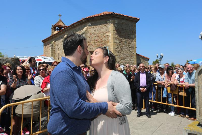 Daniel y Sonia se besan 155 veces, tantas como fragmentos de puchero quedaron tras romperlo contra el suelo ante el crucero de la ermita de La Luz. Antes, el arzobispo Jesús Sanz Montes ofició una emotiva misa de campaña ante cientos de asistentes