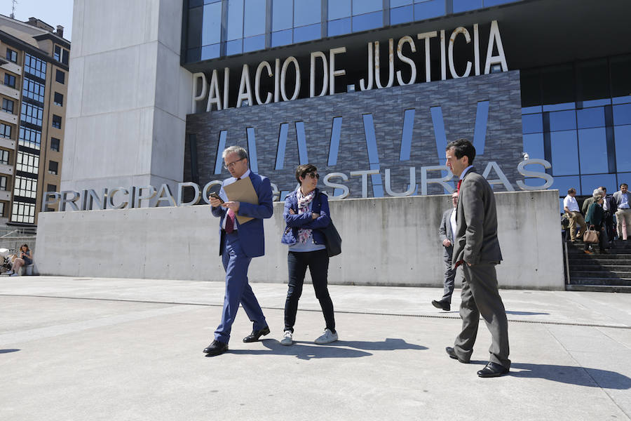 Fotos: Jueces y fiscales asturianos secunda la huelga nacional 