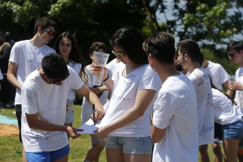 Decenas de jóvenes se citaron en el parque de Purificación Tomás para disfrutar de la jornada festiva en Oviedo