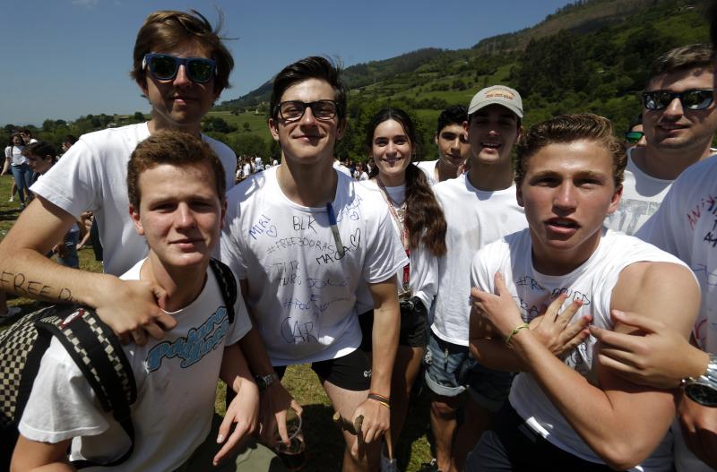 Decenas de jóvenes se citaron en el parque de Purificación Tomás para disfrutar de la jornada festiva en Oviedo