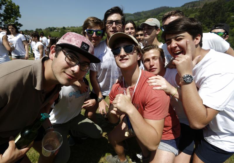 Decenas de jóvenes se citaron en el parque de Purificación Tomás para disfrutar de la jornada festiva en Oviedo