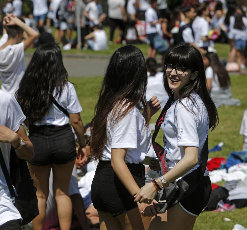 Decenas de jóvenes se citaron en el parque de Purificación Tomás para disfrutar de la jornada festiva en Oviedo