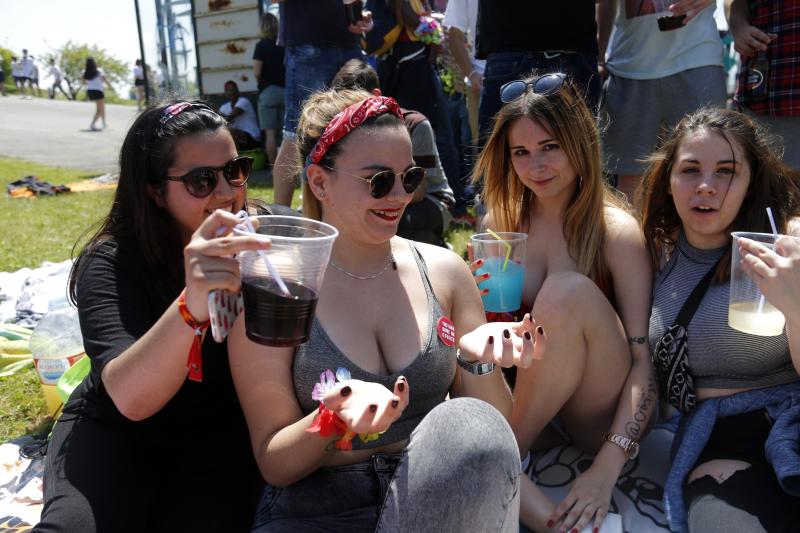 Decenas de jóvenes se citaron en el parque de Purificación Tomás para disfrutar de la jornada festiva en Oviedo