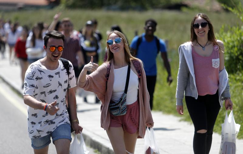 Decenas de jóvenes se citaron en el parque de Purificación Tomás para disfrutar de la jornada festiva en Oviedo