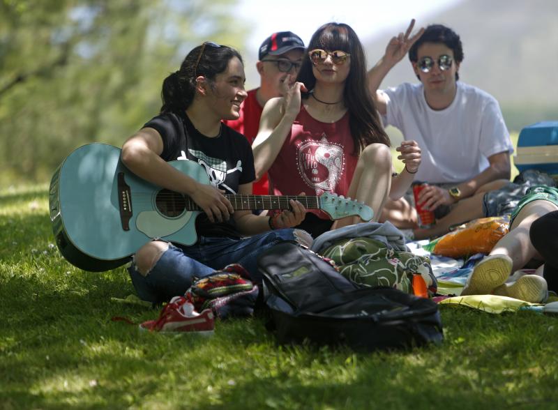 Decenas de jóvenes se citaron en el parque de Purificación Tomás para disfrutar de la jornada festiva en Oviedo