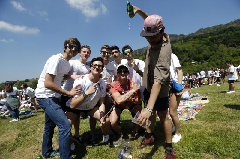 Decenas de jóvenes se citaron en el parque de Purificación Tomás para disfrutar de la jornada festiva en Oviedo