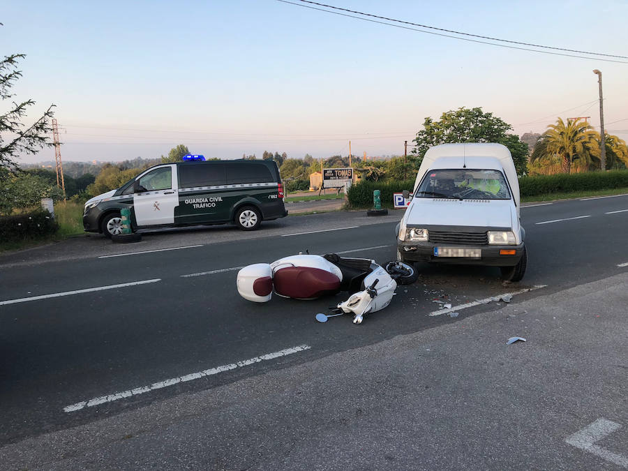 Dos personas resultaron heridas leves en la colisión de una moto y una furgoneta a última hora de la tarde del martes