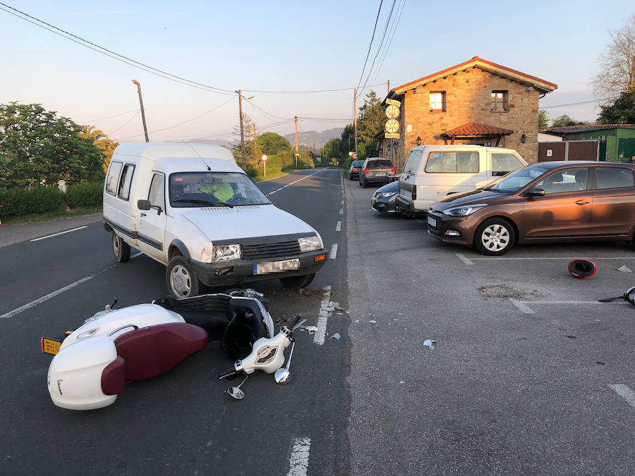 Dos personas resultaron heridas leves en la colisión de una moto y una furgoneta a última hora de la tarde del martes