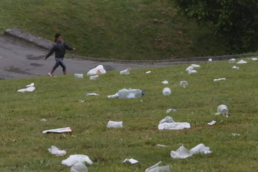 Distintos rincones de la capital asturiana amanecieron repletos de desperdicios tras la celebración de la jornada festiva. Los operarios de limpieza han trabajado toda la mañana para retirarlos