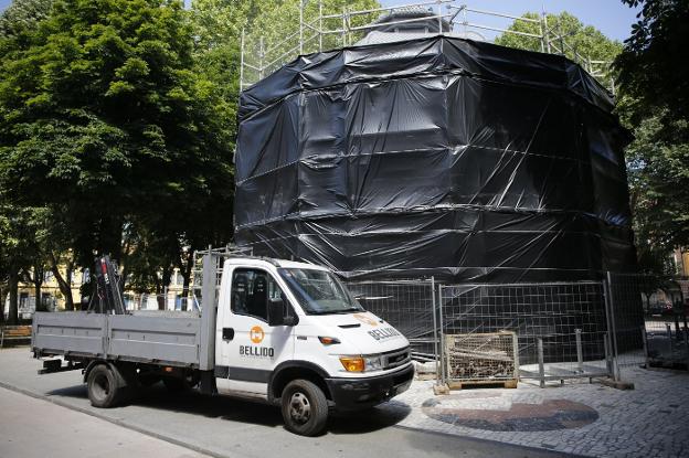 Los operarios, en el quiosco del parque Dolores Fernández Duro. 