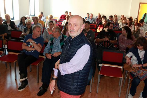 Paco Ramos, delante de los asistentes a la charla en Mieres. 