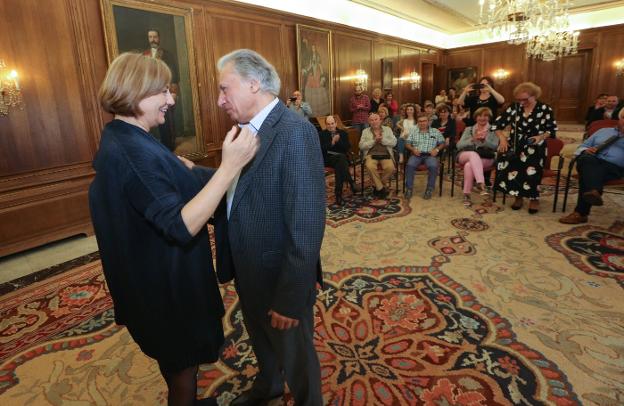 La alcaldesa felicita al violonchelista Alexander Osokin en el acto de ayer en el Ayuntamiento. 