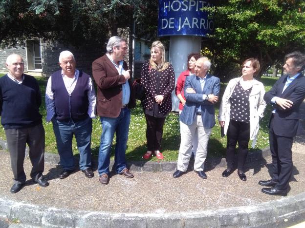 El diputado Carlos Suárez (tercero por la izquierda) junto a Matías Rodríguez (primero por la derecha) con miembros del equipo de gobierno coañés y de la junta local del PP. 