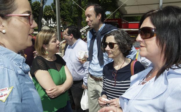 Covadonga Díaz, Ana Taboada, Eduardo Rodríguez,Mercedes Fernández y Belén Fernández Acevedo, en el Bombé. 