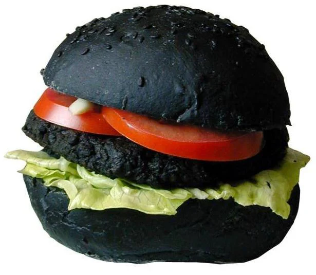 Varias cadenas de 'fast food' ofrecen hamburguesas negras en Halloween. 