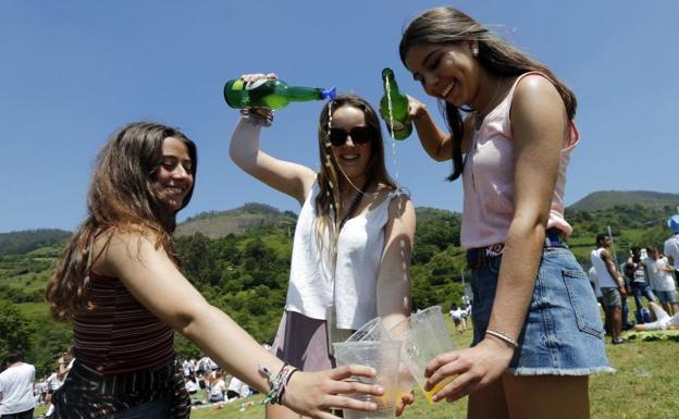 Imagen. Decenas de jóvenes celebraron la fiesta en el parque Purificación Tomás.