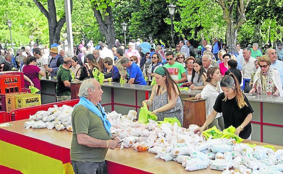 Un momento del reparto del bollo y el vino de la Protectora.