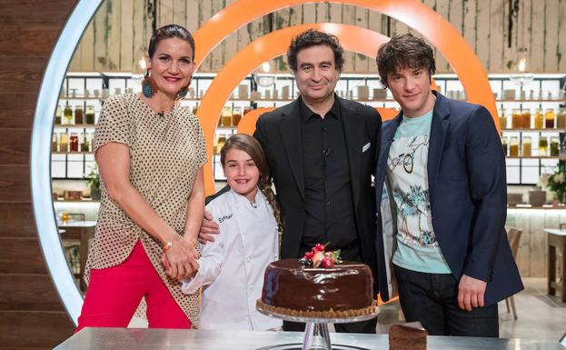 El jurado del programa junto a Esther, ganadora de 'Masterchef Junior 5'.