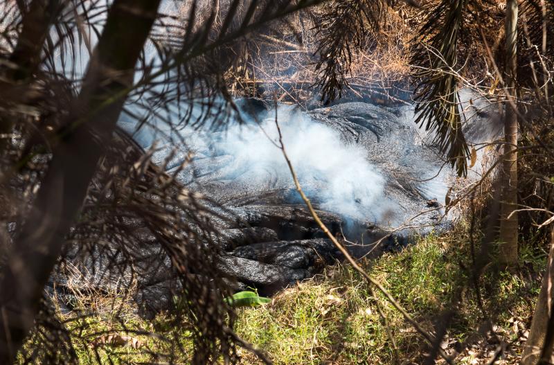 Un nuevo flujo de lava se dirige hacia una planta geotérmica tras destruir uno de sus almacenes