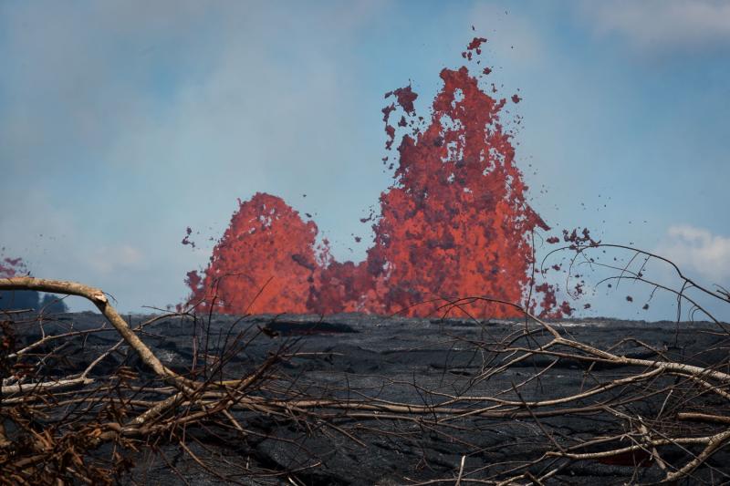 Un nuevo flujo de lava se dirige hacia una planta geotérmica tras destruir uno de sus almacenes