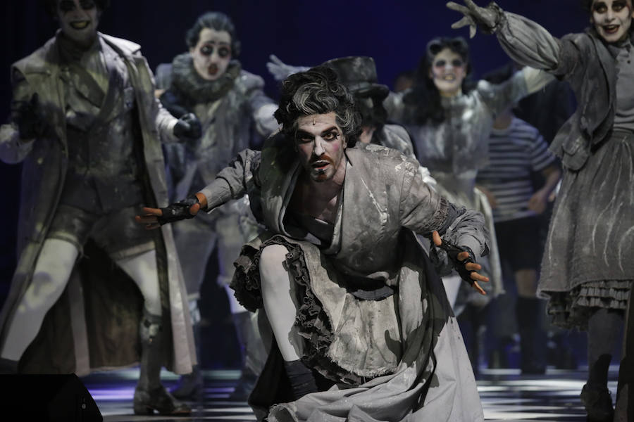 Lleno total en el Teatro Jovellanos en el estreno del musical de la Familia Addams. La puesta en escena de esta peculiar familia podrá disfutarse hasta el domingo.