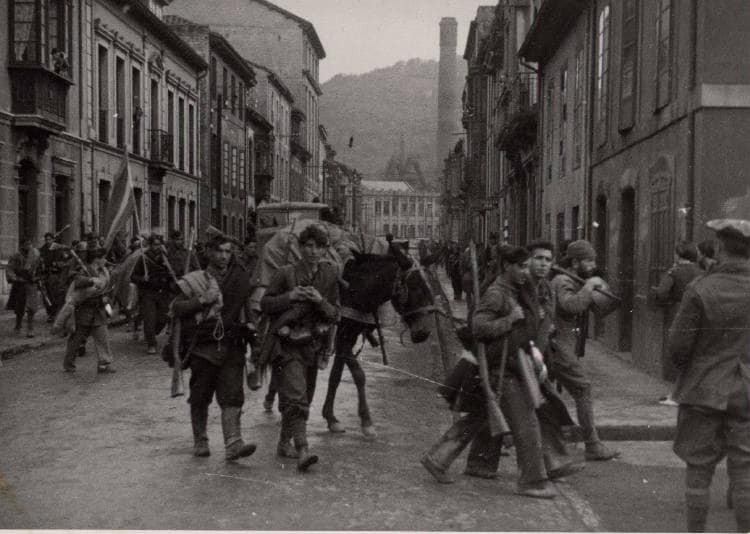 La Biblioteca Nacional de España continúa digitalizando su archivo fotográfico de la Guerra Civil: de las más de 44 000 imágenes que ilustran la narrativa bélica de ambos bandos de la contienda, 11 000 acaban de hacerse públicas. De ellas, muchas son asturianas. El cuartel de Simancas de Gijón tras el asedio, los combates en las trincheras de Oviedo o escenas de la vida cotidiana durante el conflicto son parte de los contenidos. 