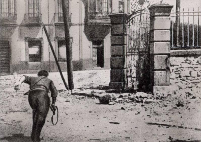 La Biblioteca Nacional de España continúa digitalizando su archivo fotográfico de la Guerra Civil: de las más de 44 000 imágenes que ilustran la narrativa bélica de ambos bandos de la contienda, 11 000 acaban de hacerse públicas. De ellas, muchas son asturianas. El cuartel de Simancas de Gijón tras el asedio, los combates en las trincheras de Oviedo o escenas de la vida cotidiana durante el conflicto son parte de los contenidos. 