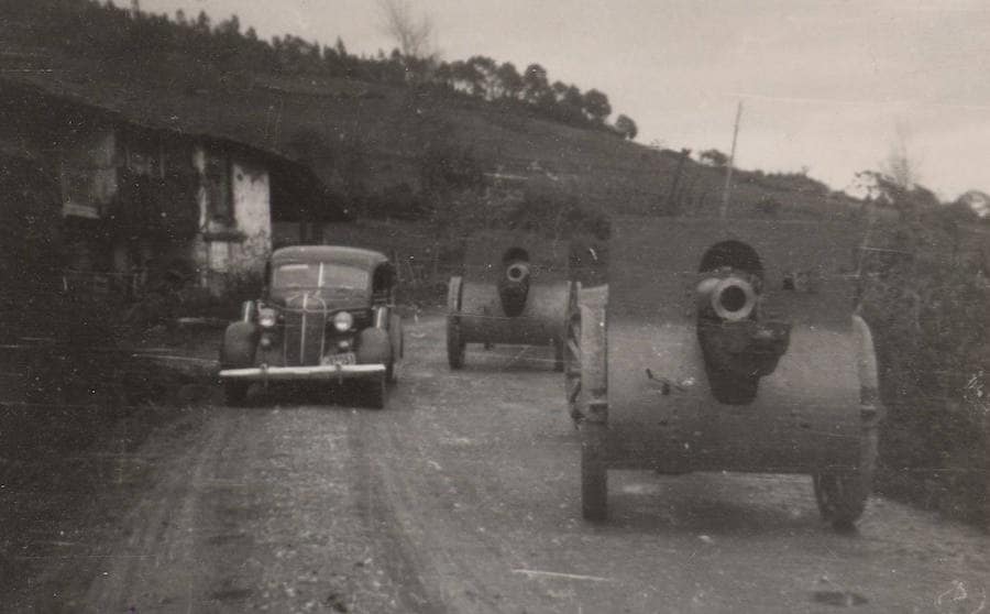 La Biblioteca Nacional de España continúa digitalizando su archivo fotográfico de la Guerra Civil: de las más de 44 000 imágenes que ilustran la narrativa bélica de ambos bandos de la contienda, 11 000 acaban de hacerse públicas. De ellas, muchas son asturianas. El cuartel de Simancas de Gijón tras el asedio, los combates en las trincheras de Oviedo o escenas de la vida cotidiana durante el conflicto son parte de los contenidos. 