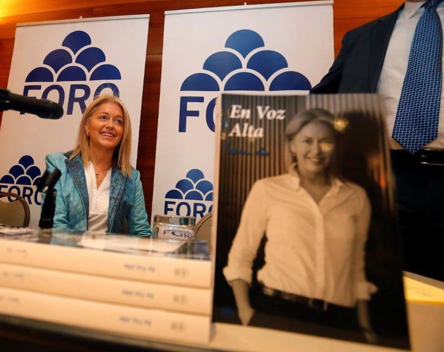 La presidenta de Foro, Cristina Coto, ha presentado su libro 'En voz alta', una recopilación de artículos e intervenciones parlamentarias con los que defiende la necesidad de reivindicar «en voz alta» una alternativa de «cambio reformista» para Asturias. Coto ha estado arropada por amigos y compañeros de partido como Francisco Álvarez-Cascos, Pedro Leal y Carmen Moriyón.