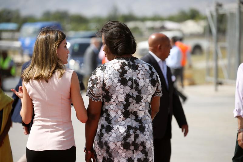 Doña Letizia cerró este martes su visita al país, antes de volar a Haití, con la visita a dos proyectos de cooperación que reafirmaron su compromiso con el fortalecimiento del papel de la mujer y su progreso económico y social