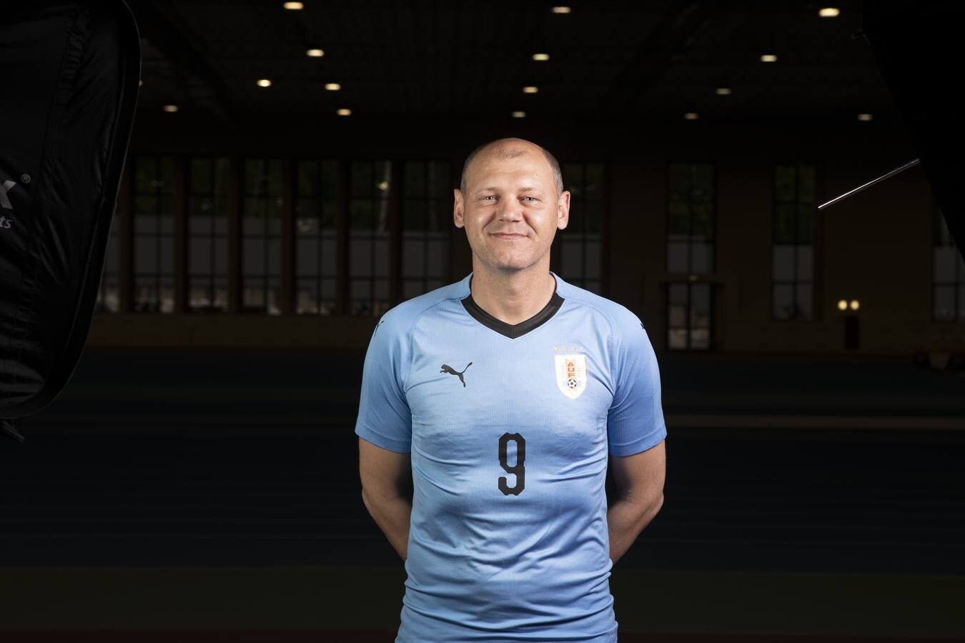 El técnico Miroslav Romaschenko, con la camiseta de Uruguay.