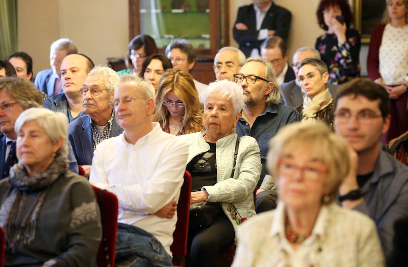 Su viuda ha recogido la distinción a título póstumo de manos del alcalde de la ciudad cumpliendo así un «sueño» del poeta