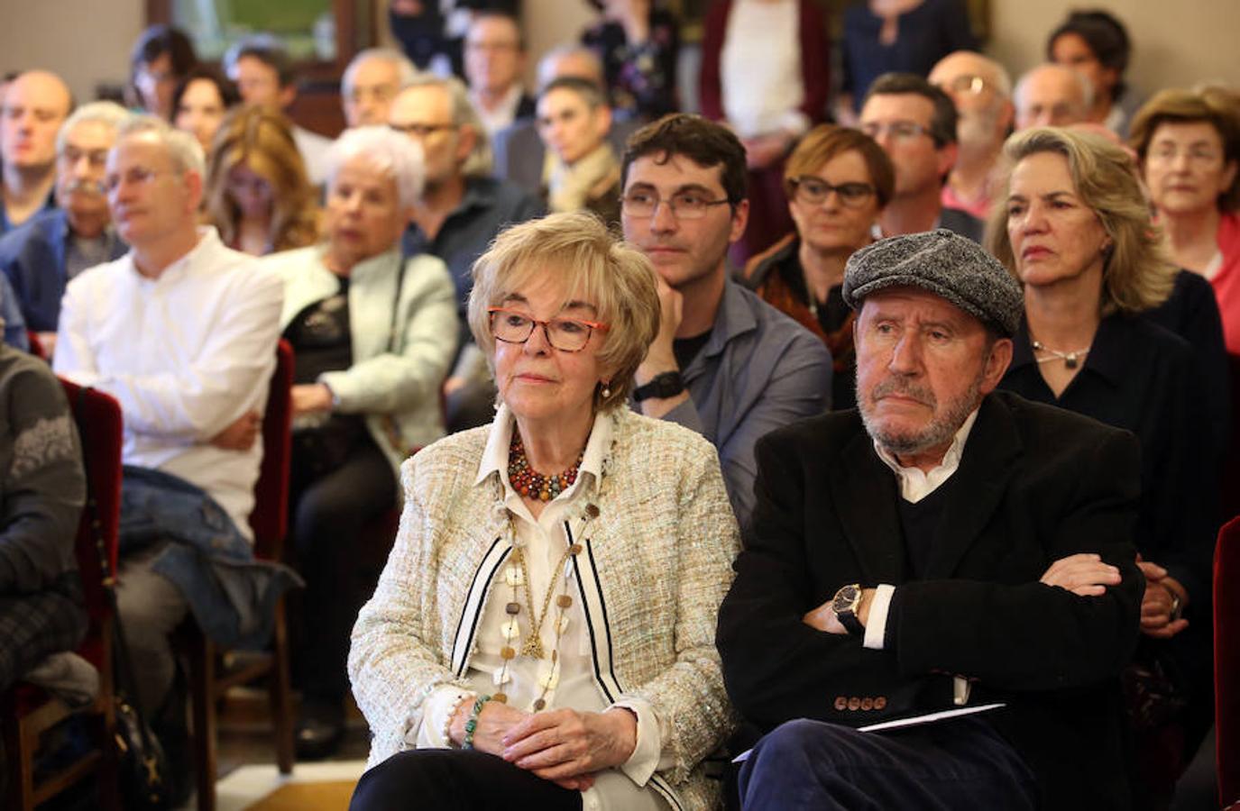 Su viuda ha recogido la distinción a título póstumo de manos del alcalde de la ciudad cumpliendo así un «sueño» del poeta