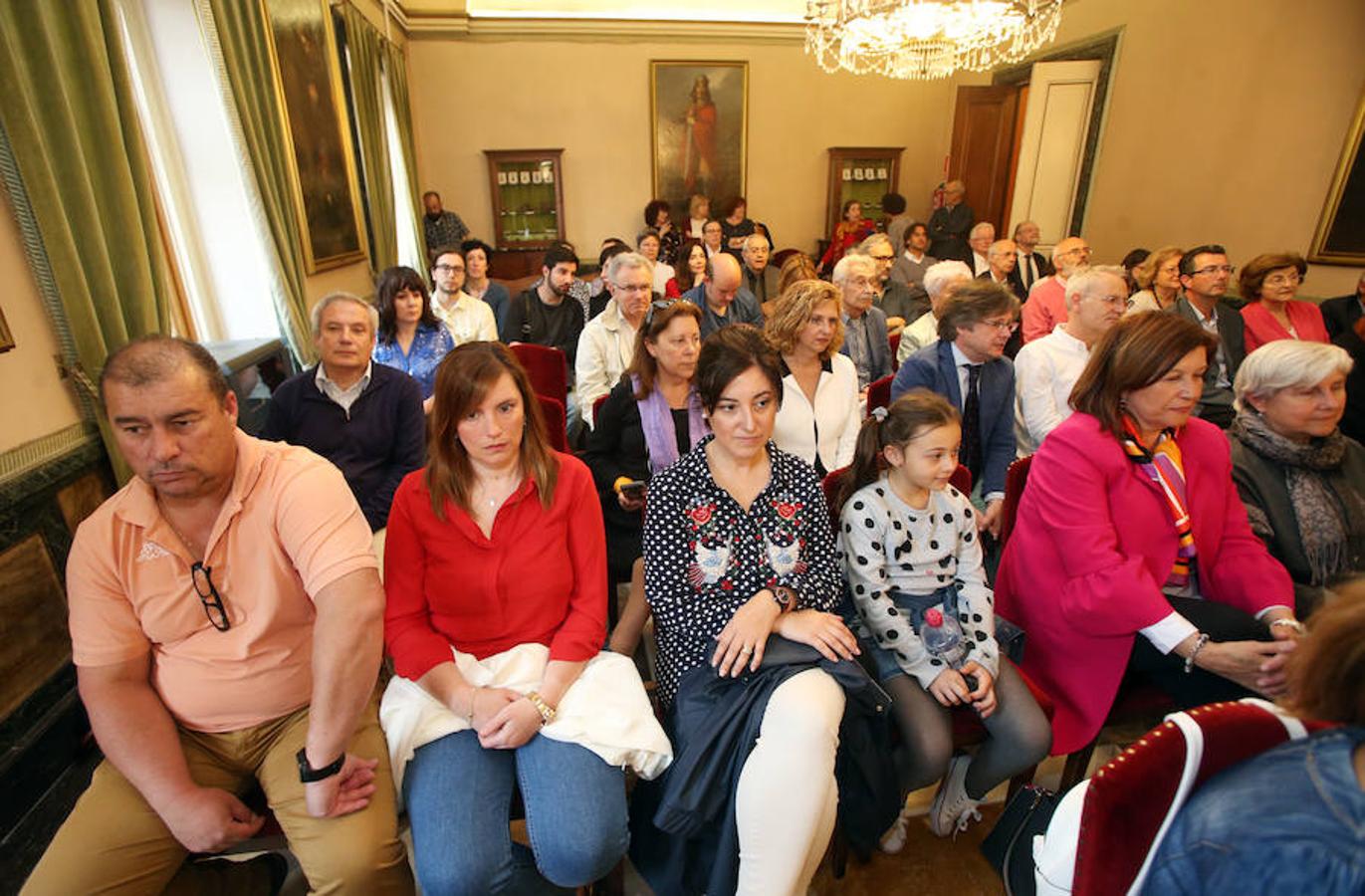 Su viuda ha recogido la distinción a título póstumo de manos del alcalde de la ciudad cumpliendo así un «sueño» del poeta