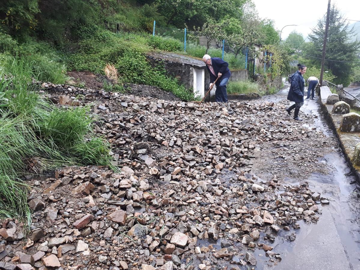 Los vecinos de la localidad del Occidente asturiano aseguran que las tormentas han dejado «varios desprendimientos.