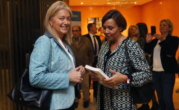 Cristina Coto y Carmen Moriyón, ayer, en un acto en Oviedo. 