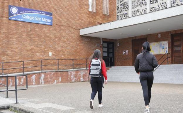 La Policía no aprecia hasta el momento delito en la presunta relación entre una profesora y un alumno de Gijón