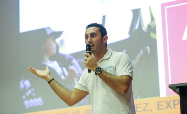 «Los niños deberían viajar a contramarcha hasta los cuatro años»